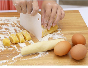 Скребок кондитерський 15см