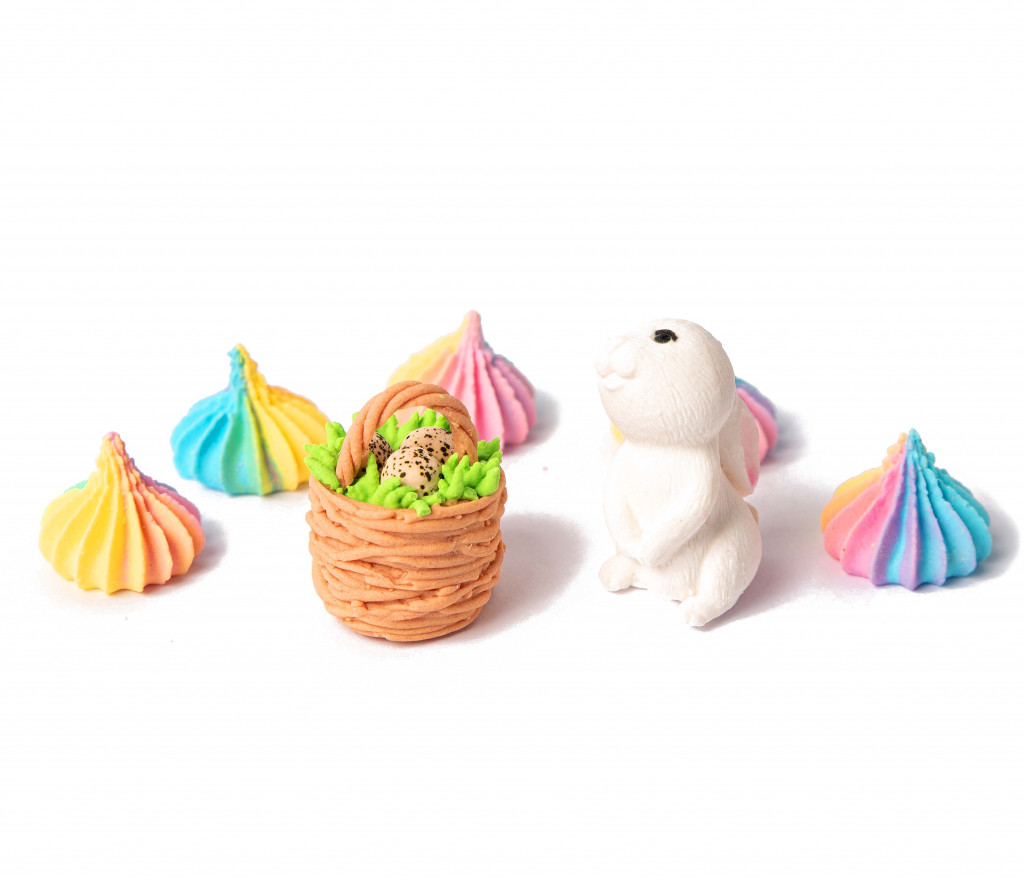 Сахарное украшение "Кролик и корзинка"